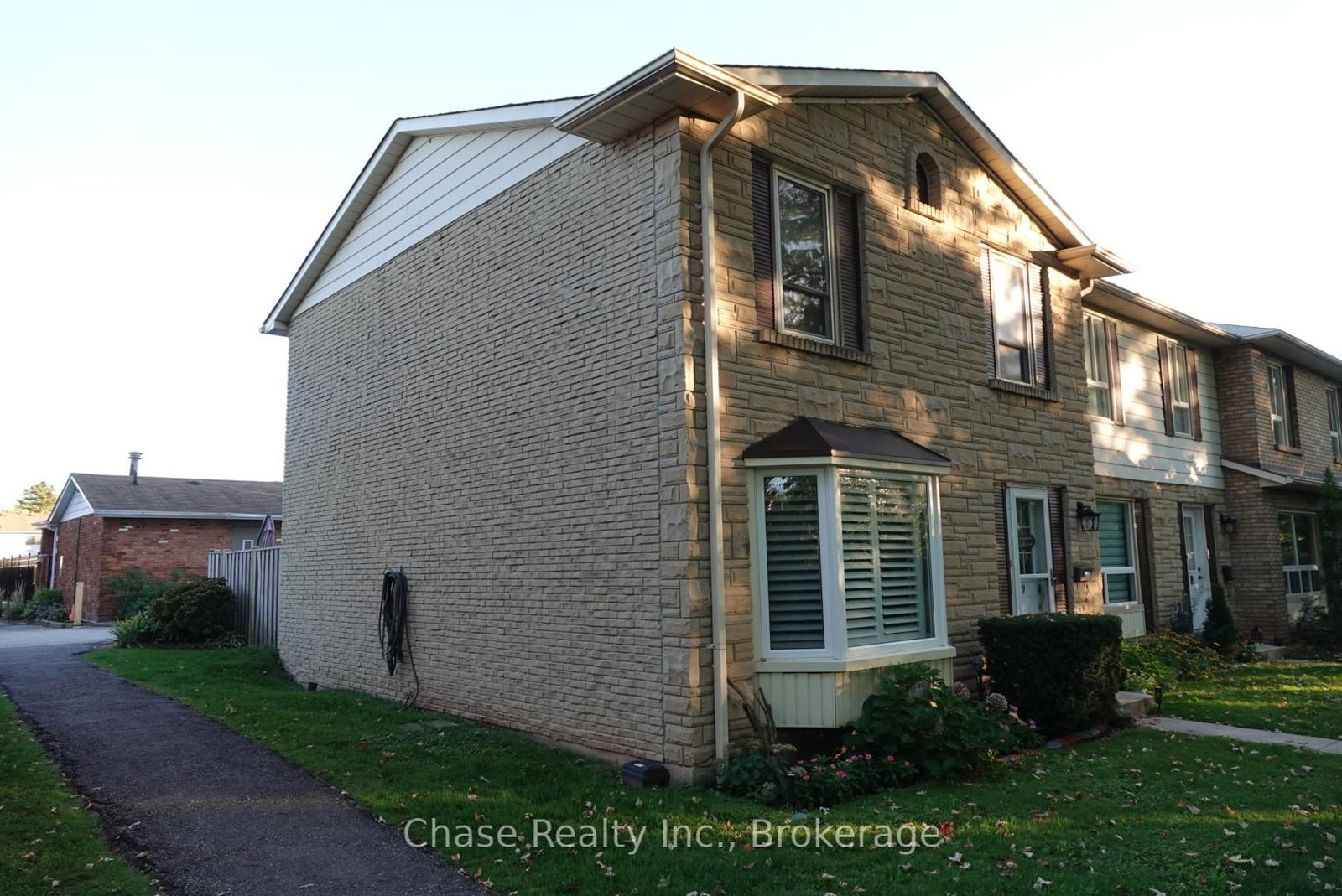 Townhouse for sale at 9-5475 Lakeshore Road, Burlington, Ontario, L7L 1E1 - Appleby - MLS: W12717770