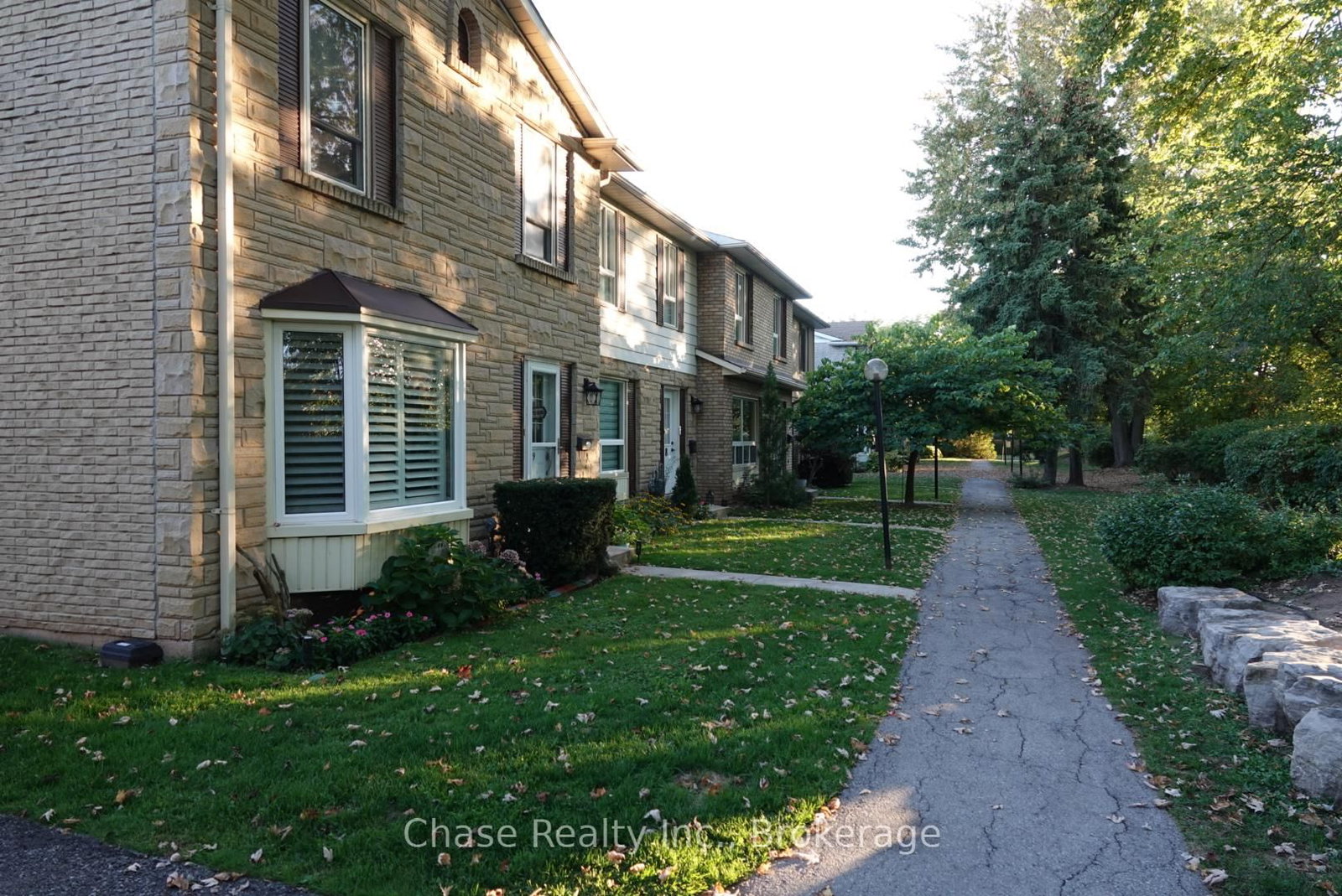 Townhouse for sale at 9-5475 Lakeshore Road, Burlington, Ontario, L7L 1E1 - Appleby - MLS: W12717770