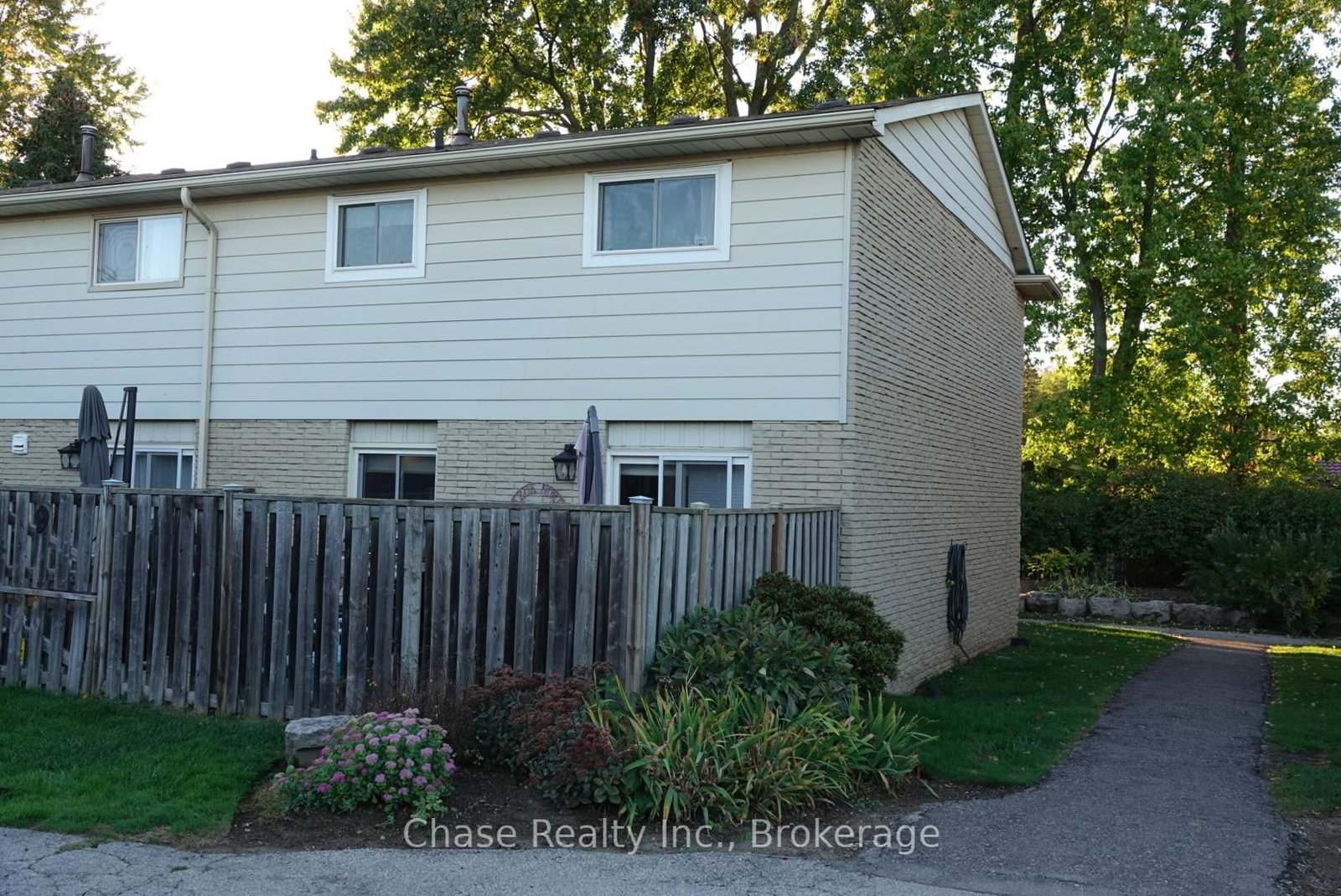 Townhouse for sale at 9-5475 Lakeshore Road, Burlington, Ontario, L7L 1E1 - Appleby - MLS: W12717770