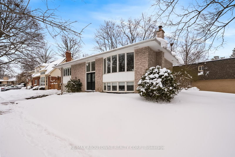 407 Canterbury Cres, Oakville, L6J 5K8 | Image 2