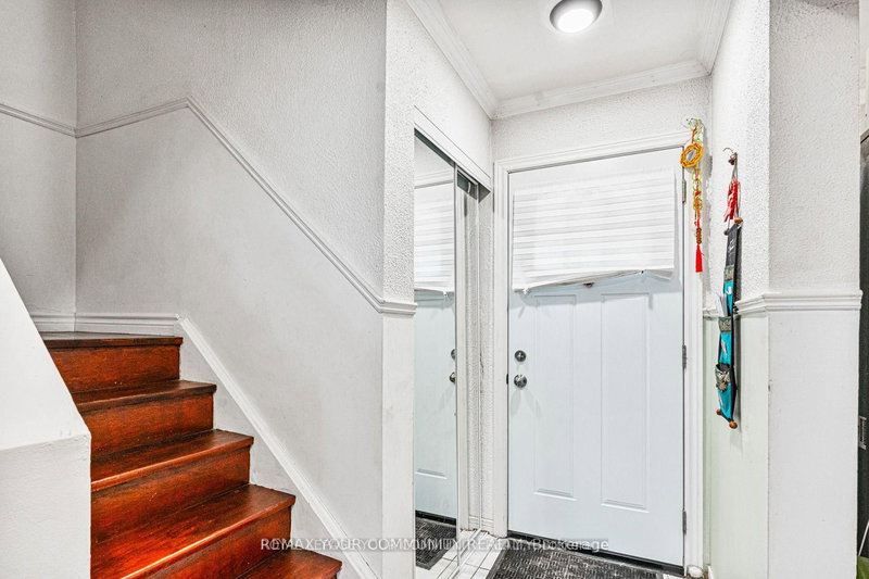 336 Fleetwood Cres, Brampton, L6T 2E5 | Image 2