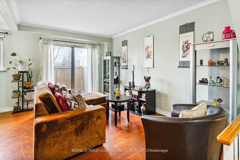 336 Fleetwood Cres, Brampton, L6T 2E5 | Image 3