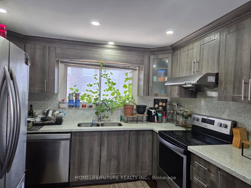 37 - 4 Darras Crt, Brampton, L6T 1W7 | Image 3