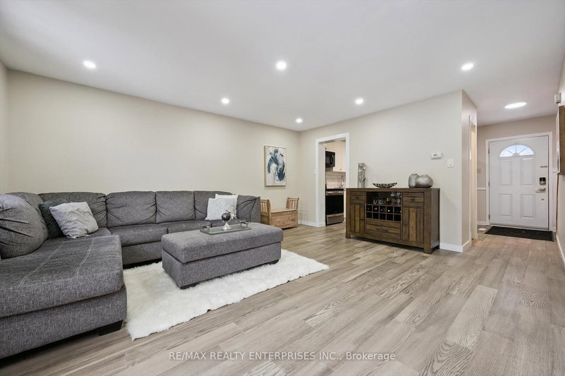 70 - 105 Hansen Rd N, Brampton, L6V 3C9 | Image 2