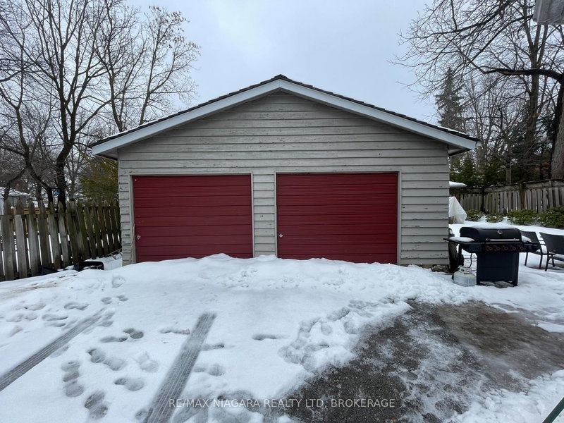 24 Queen St, Halton Hills, L7G 2E4 | Image 2