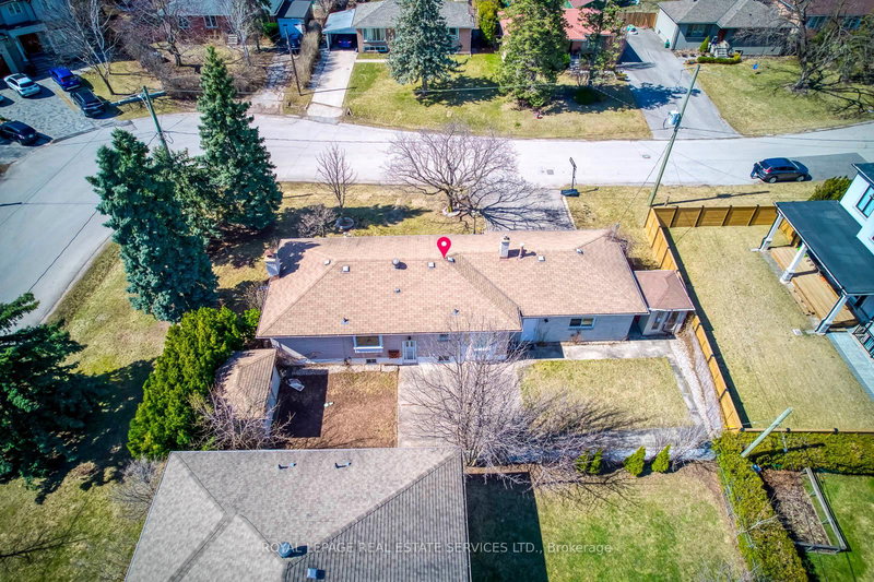 577 Trudale Crt, Oakville, L6L 4H2 | Image 3