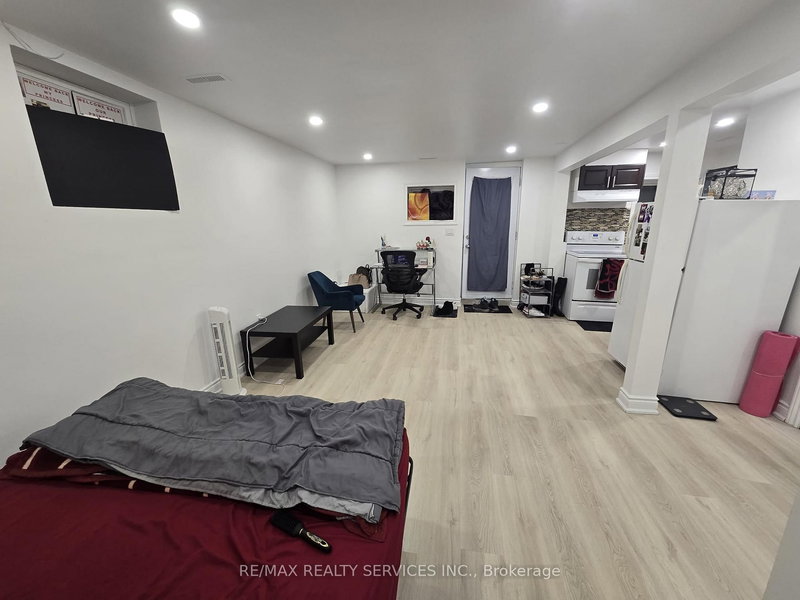 9 Bruce Beer Dr, Brampton, L6V 2W7 | Image 2