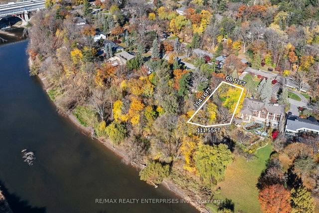 1520 Pinetree Crescent