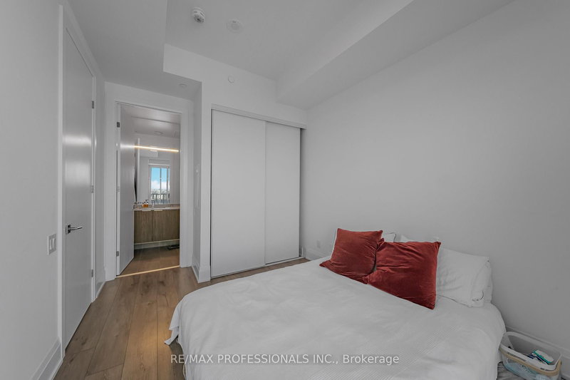 2005 - 20 Brin Dr, Toronto, M8X 1Y6 | Image 2