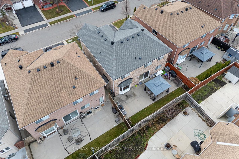 30 Bowsfield Dr, Brampton, L6P 1A6 | Image 2