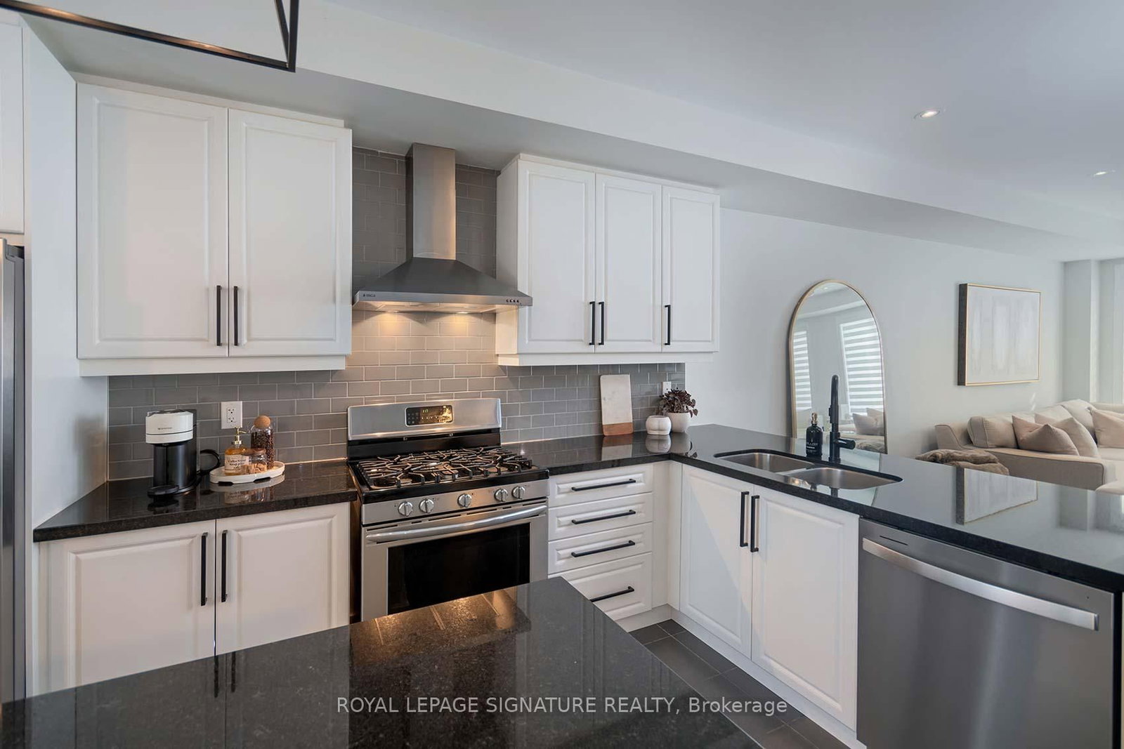 Townhouse sold at 1149 Beachcomber Road, Mississauga, Ontario, L5G 0B4 - Lakeview - MLS: W12735228