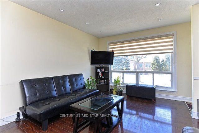 65 Newstead Cres, Brampton, L6V 2A8 | Image 2