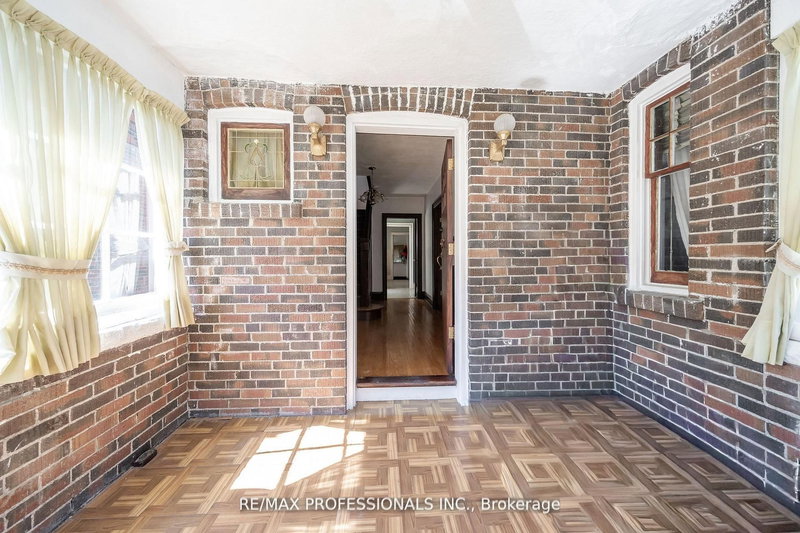 24 Queens Ave, Toronto, M8V 2N1 | Image 3