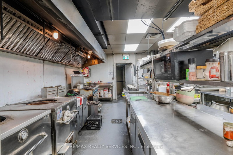 2055 DUNDAS St, Mississauga, L4X 2W1 | Image 2