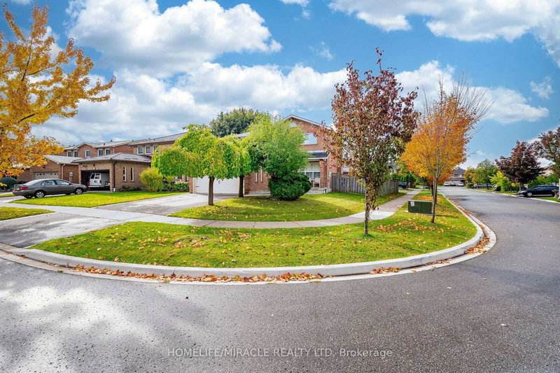 9 Ballycastle Cres, Brampton, L6Z 2V6 | Image 2