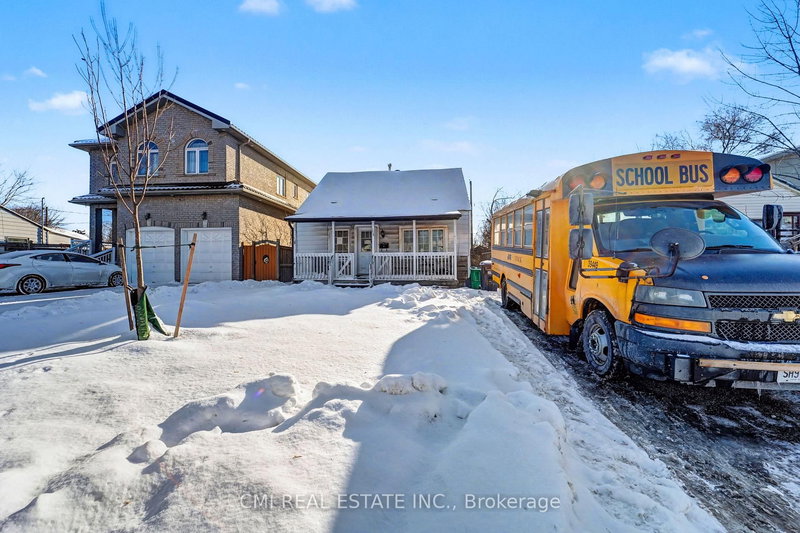 3032 Victory Cres, Mississauga, L4T 1L4 | Image 3