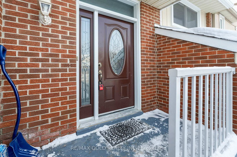 18 Peterson Crt, Brampton, L6Z 1K6 | Image 3
