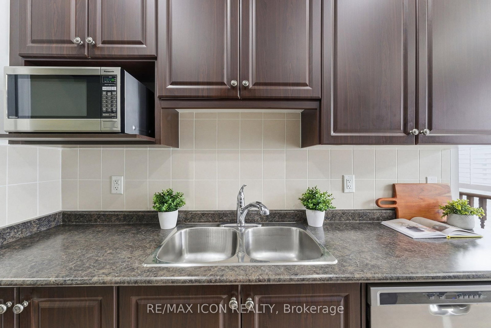 Townhouse sold at 35 Losino Street, Caledon, Ontario, L7C 3N2 - Rural Caledon - MLS: W12740970