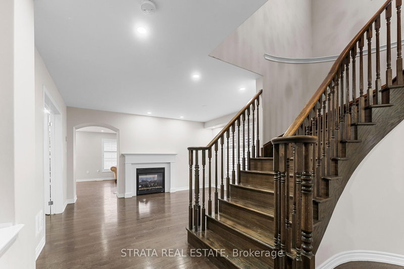 358 Laundon Terr, Milton, L9T 7N9 | Image 2