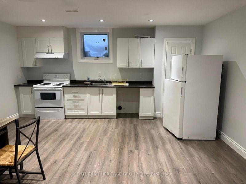 Basement Unit B - 5 Amber Cres, Toronto, M6L 2R5 | Image 2
