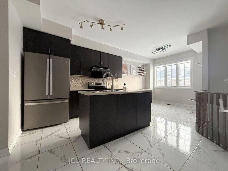 1374 Granrock Cres, Mississauga, L5E 0E1 | Image 2