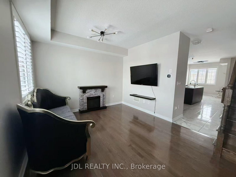 1374 Granrock Cres, Mississauga, L5E 0E1 | Image 3