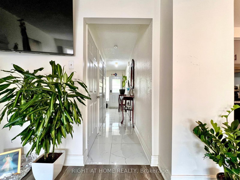 25 Baronwood Crt, Brampton, L6V 3H6 | Image 3