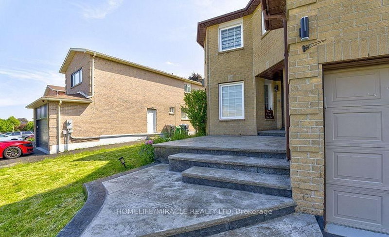 55 Castlehill Rd, Brampton, L6X 4C9 | Image 2
