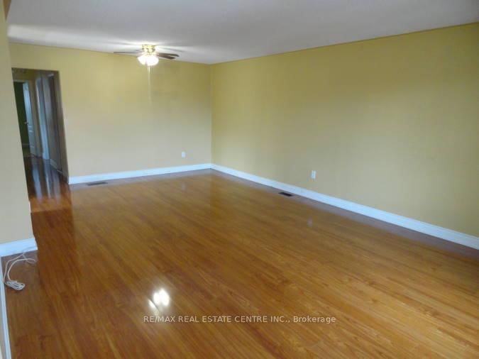 879 Consort Cres, Mississauga, L5C 1J8 | Image 2