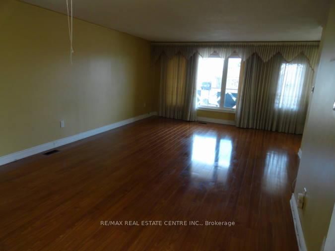 879 Consort Cres, Mississauga, L5C 1J8 | Image 3