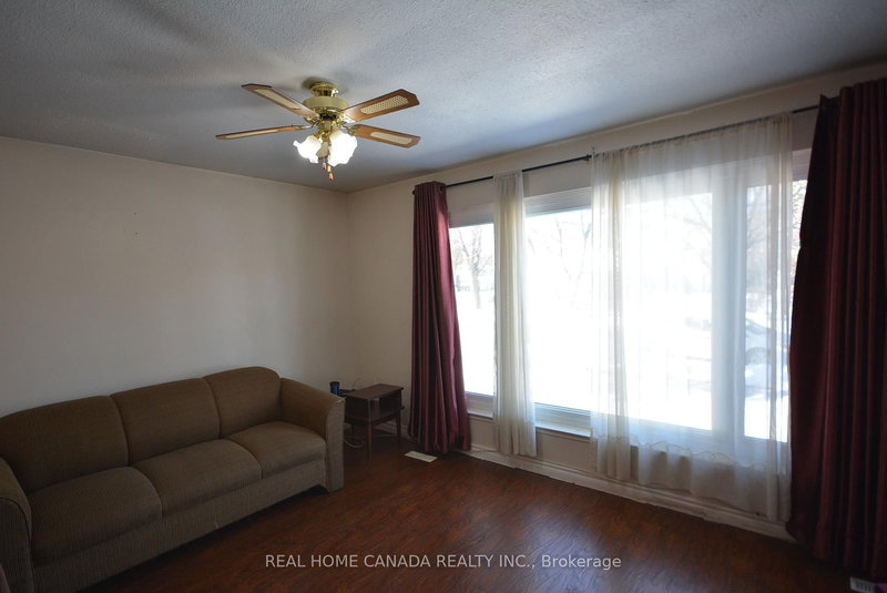 1463 Glen Rutley Circ, Mississauga, L4X 1Z8 | Image 2
