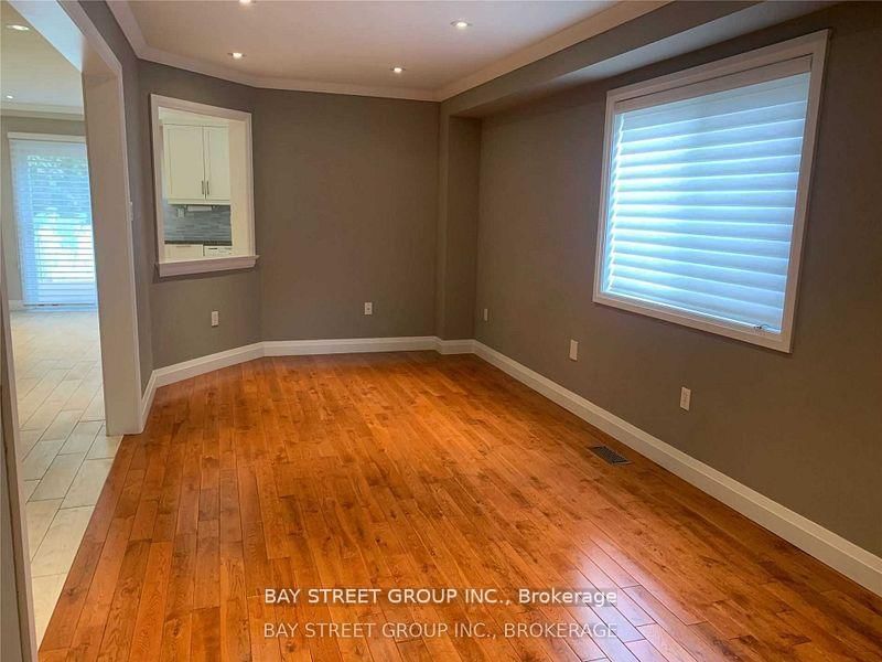 615 Summer Park Cres, Mississauga, L5B 4E8 | Image 2