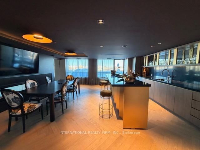 318 - 395 Dundas Street W