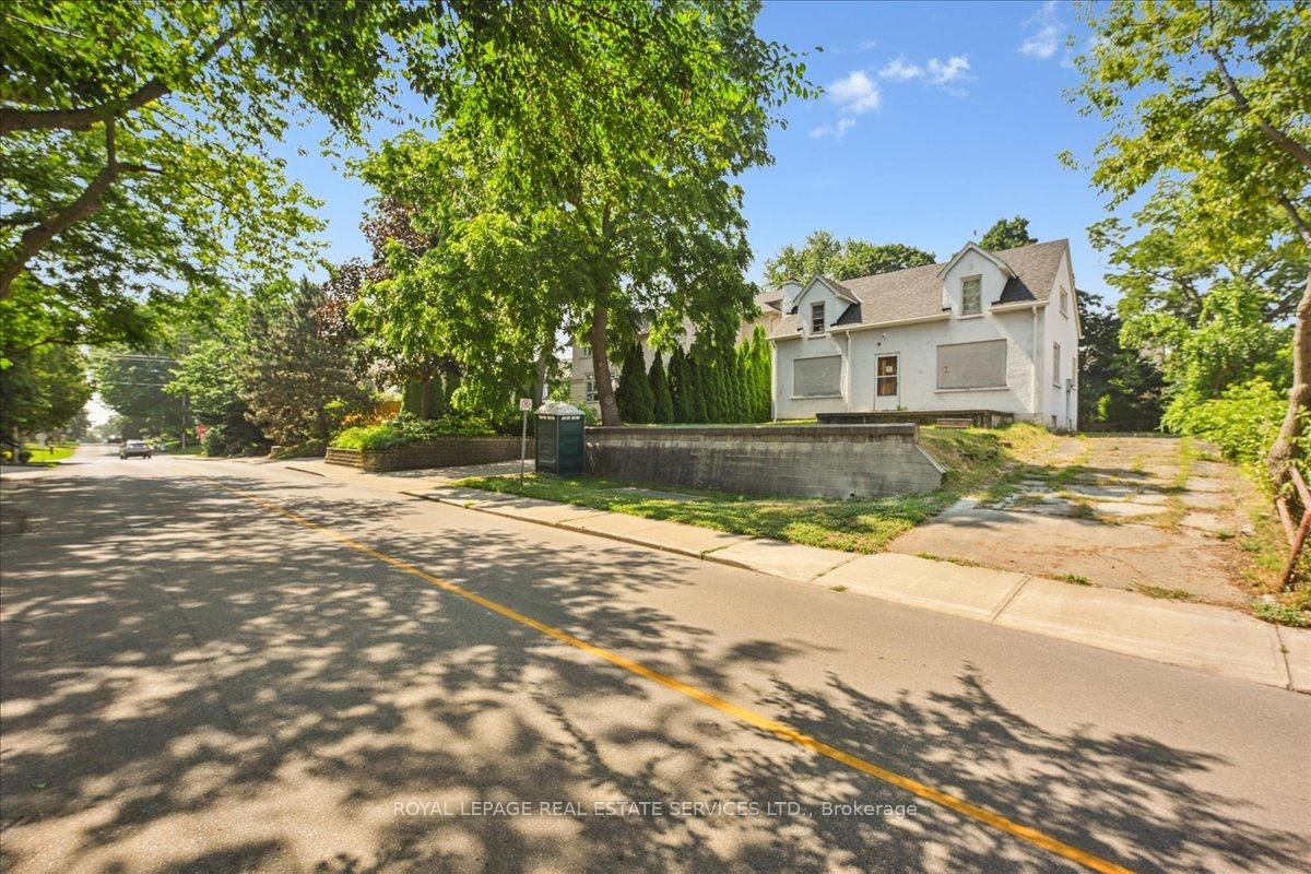 Detached House for sale at 86 Kerr Street, Oakville, Ontario, L6K 3A3 - Central - MLS: W12748542