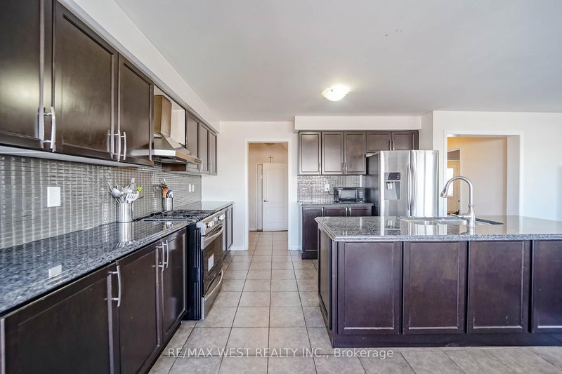 110 Tysonville Circ, Brampton, L7A 0B5 | Image 2