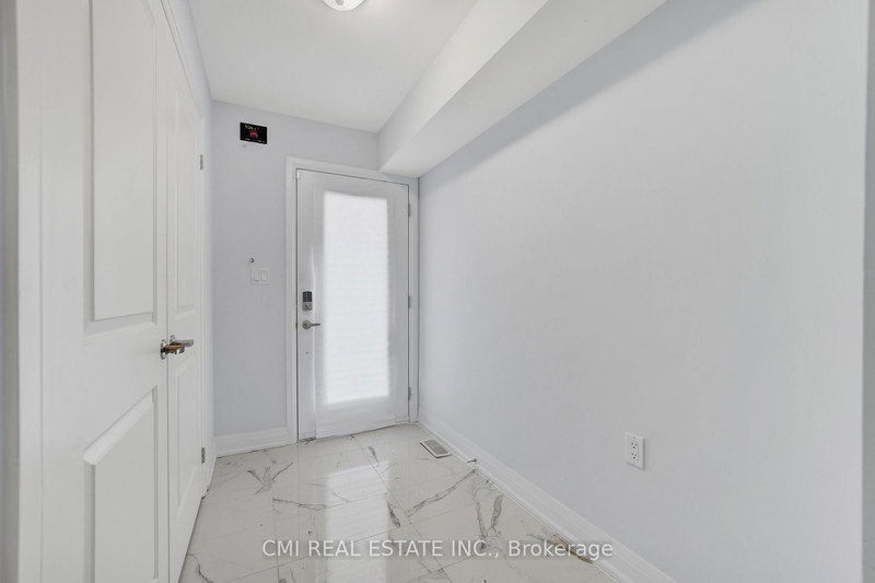 2122 Royal Gala Circ, Mississauga, L4Y 0H2 | Image 3