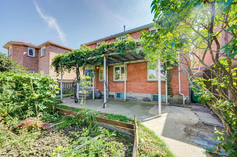 257 Huntington Ridge Dr, Mississauga, L5R 1S3 | Image 3