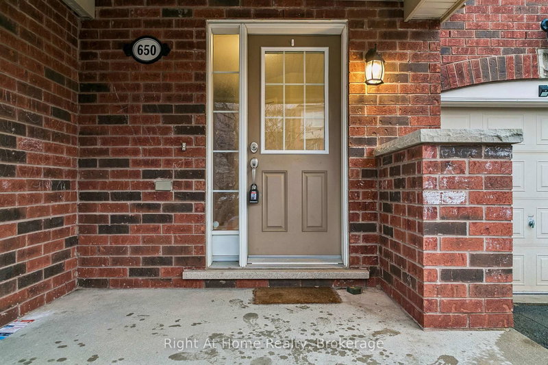 650 Frank Pl, Milton, L9T 0P8 | Image 2