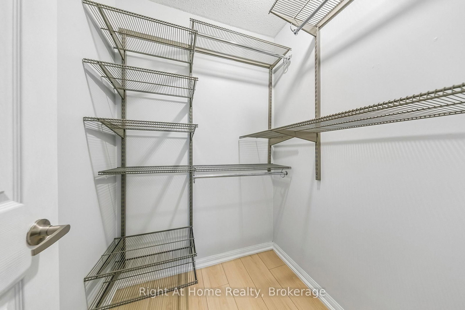 Townhouse for sale at 650 Frank Place, Milton, Ontario, L9T 0P8 - Harrison - MLS: W12754344