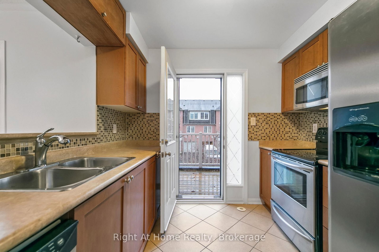 Townhouse for sale at 650 Frank Place, Milton, Ontario, L9T 0P8 - Harrison - MLS: W12754344