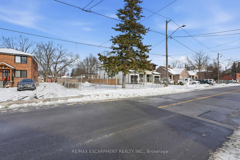 19 Broadview Ave, Mississauga, L5H 2S8 | Image 3