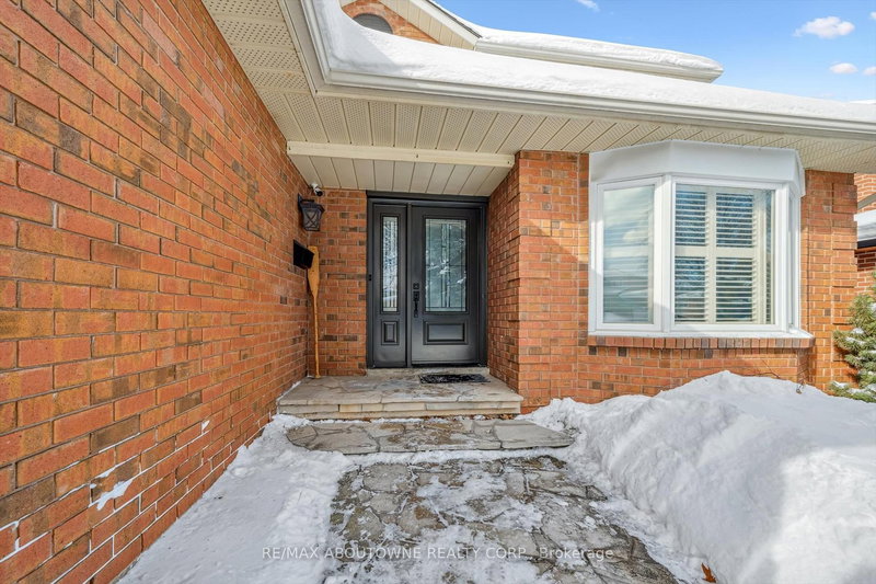 2421 Hargood Pl, Mississauga, L5M 3G6 | Image 2
