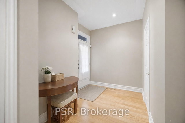 35 - 2000 The Collegeway