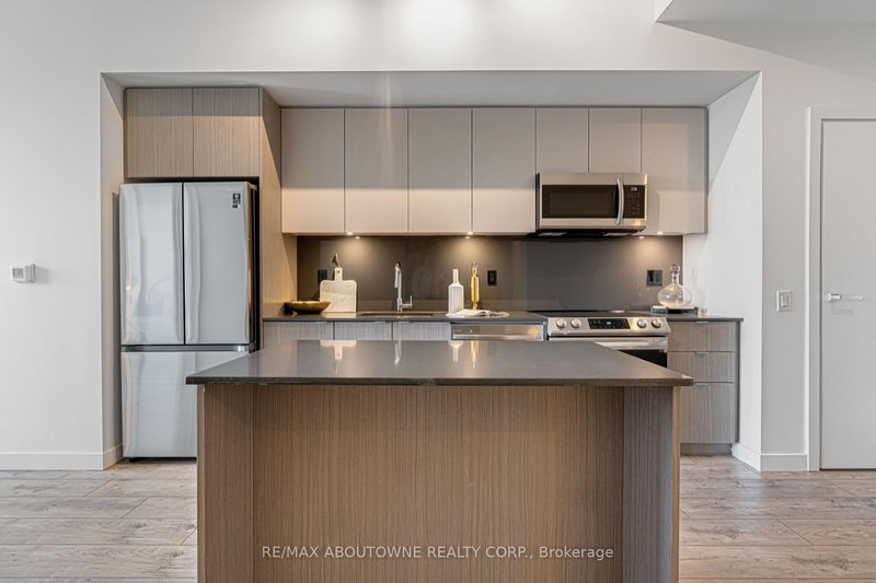 B0903 - 133 BRONTE Rd, Oakville, L6L 3C1 | Image 3