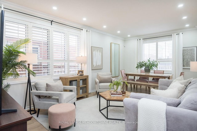 1043 Donnelly Street