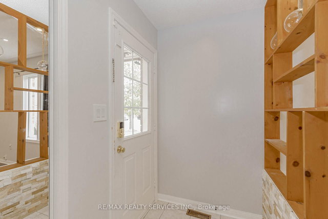 Upper - 106 Narrow Valley Crescent