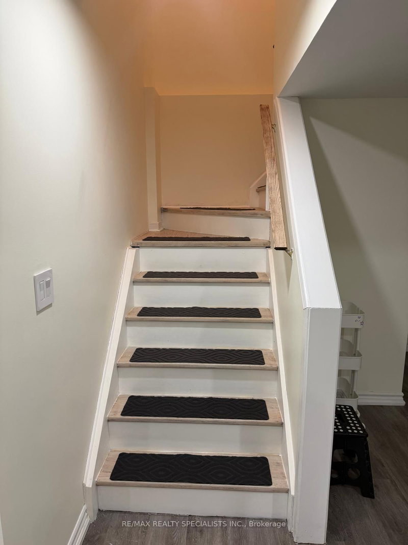 57 Fairview Rd W, Mississauga, L5B 1K7 | Image 2