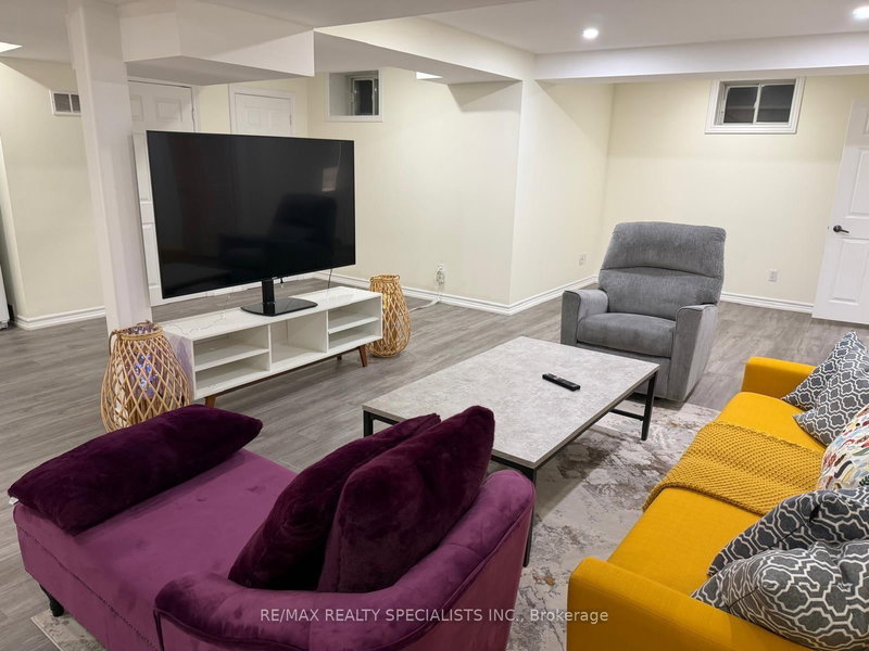 57 Fairview Rd W, Mississauga, L5B 1K7 | Image 3