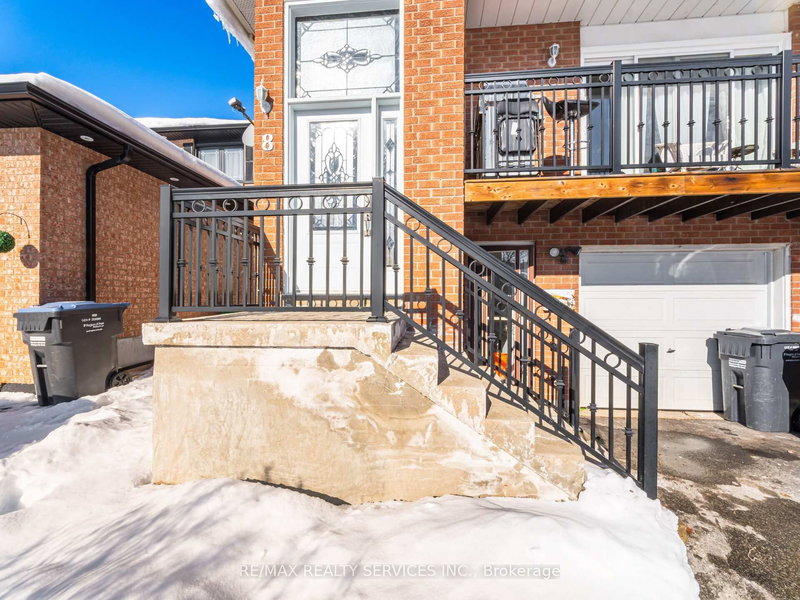8 Deerpark Cres, Brampton, L6X 2T7 | Image 2