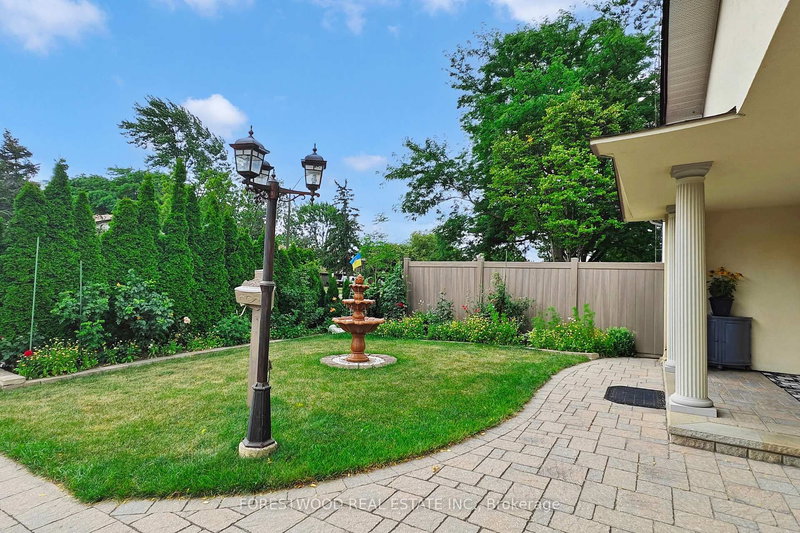 571 Silver Creek Blvd, Mississauga, L5A 2B6 | Image 2